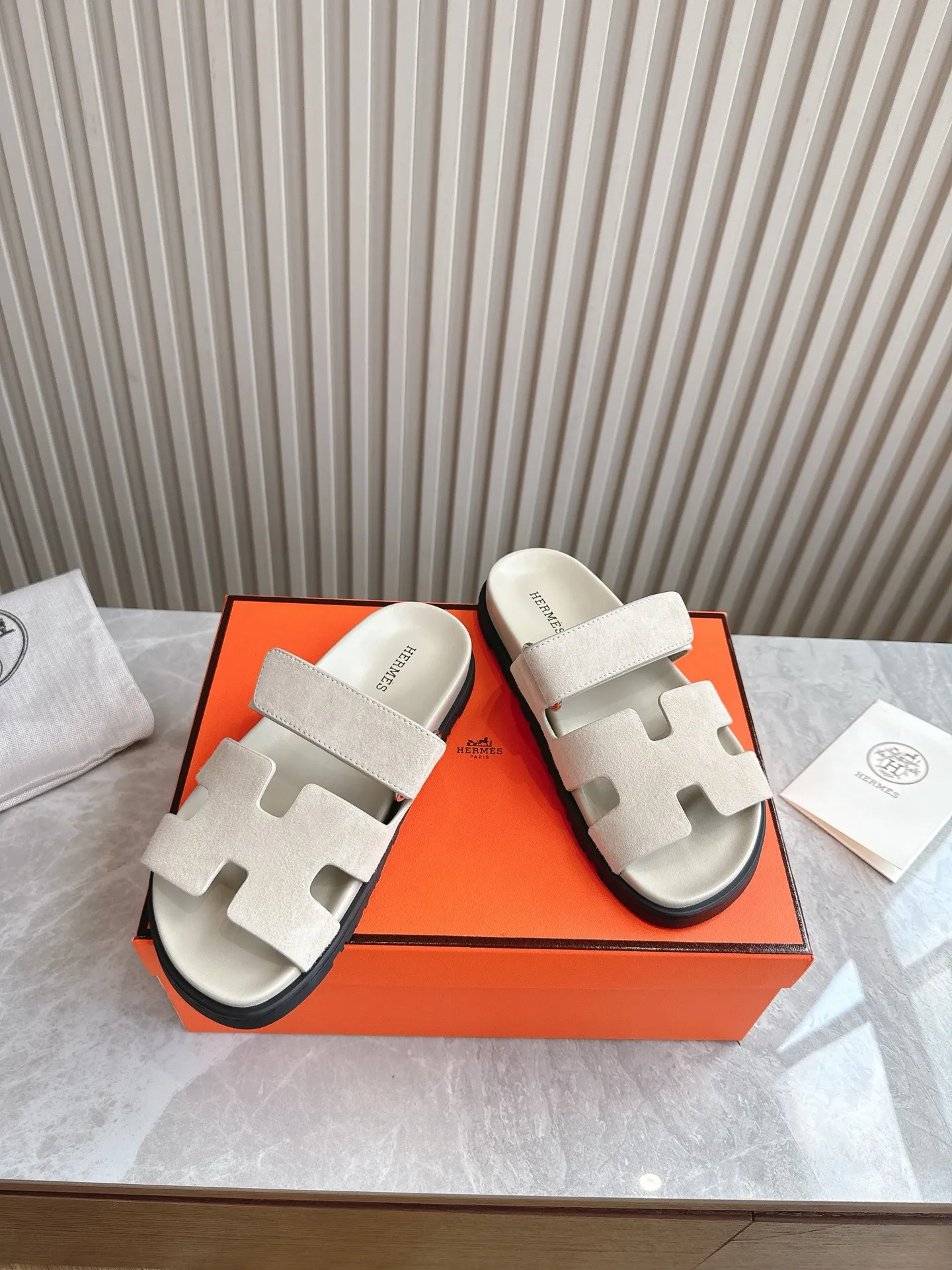 p480🐮🐮Couple model (top version) H family 2024 spring and summer new style HERMES Hermes' recently popular couple model pig nose angle sandals and slippers, paired with various colorful socks, popular. Upper: imported original deerskin (the genuine leather edging is not ordinary super migration). Lining: imported genuine leather. Outsole: Tpu non-slip and wear-resistant outsole. Size: Female 35-42 (40/42 non-returnable and non-exchangeable) Male size: 39-45 (45 non-refundable and non-exchangeable)